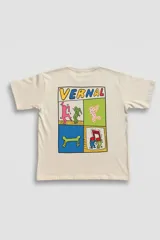 Remera color crema de algodón con estampado en la espalda de cuatro recuadros con dibujos de estilo Keith Haring y la palabra "VERNAL" en la parte superior.