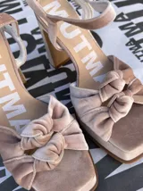 Sandalias de terciopelo color borgoña con correa trasera ajustable, doble moño en la punta y taco de 10,5 cm de altura.