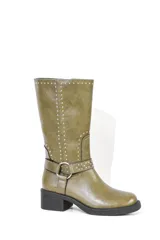 Bota marrón de caña media con hebilla y tachas.