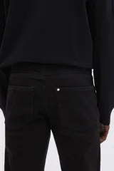 Pantalón de jean negro, de corte recto, con bolsillos delanteros y traseros.