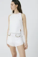 Musculosa color borgoña de lino, con cuello redondo y detalle de botones dorados en los hombros y laterales.