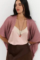 Ruana color rosa de tejido de punto con brillo.