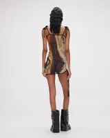 Vestido corto con tirantes ajustables y estampado artístico, de corte entallado.