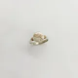 Anillo de plata 925 con apliques en oro 9k, con diseño de manos entrelazadas.