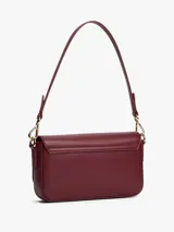 Cartera rectangular de color borgoña con acabado liso y solapa frontal con cierre magnético. Presenta un monograma TH en relieve en la parte delantera. Incluye correa ajustable y extraíble para llevar al hombro o como cartera de mano.