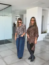 Maxi camisa oversize con estampado animal print.