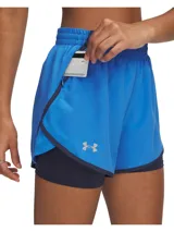 Short deportivo Under Armour Fly By 2 in 1 para mujer, color verde agua con detalles en blanco. Cuenta con cintura elástica, calza interior incorporada y bolsillo lateral con cierre.