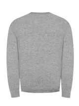 Sweater gris de punto con cuello redondo y mangas largas.