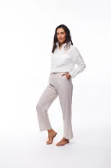 Camisa blanca de algodón con cuello clásico, manga larga y bolsillo en el pecho.