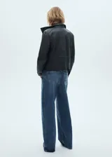 Pantalón de jean azul de corte wide leg.