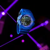 Reloj Casio G-Shock modelo GAB001CBR-2ADR, con caja y correa de resina color violeta, esfera digital con detalles en amarillo y morado. Conectividad Bluetooth.