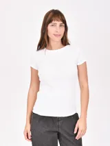 Remera blanca de corte ajustado y mangas cortas.