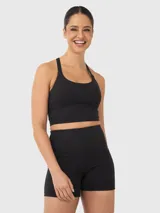 Top deportivo negro con breteles finos y espalda cruzada.