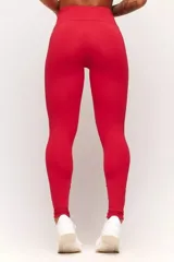 Calza deportiva negra de tiro alto con cordón ajustable en la cintura y logo estampado en la pierna.