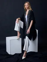 Kimono negro de gasa con apliques de brillos, marca Jessica Mc Clintock.