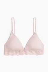 Soutien triangular de microfibra suave color rosa pálido, con breteles finos ajustables y ribete de encaje en el bajo.