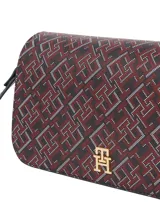 Cartera cruzada con solapa frontal, confeccionada en poliuretano con forro de poliéster. Presenta un estampado integral con el monograma TH en tonos azul marino y bordó, con detalles en blanco. Cuenta con correa larga ajustable y el monograma TH metálico dorado en la solapa.