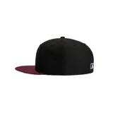 Gorro New Era 59FIFTY de los New York Yankees, color negro con visera bordó. Logo de los Yankees bordado en el frente y parche conmemorativo de la Serie Mundial 1999 en el lateral.