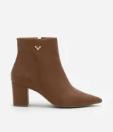 Bota marrón de caña media, con puntera fina y taco bloque de 6 cm.