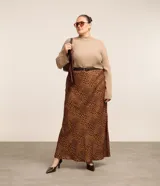 Sweater de punto color beige, con cuello alto y mangas largas acampanadas.