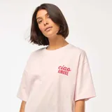 Camiseta rosa de corte amplio con estampado en el pecho.