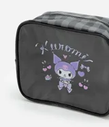 Neceser rectangular grande con estampado de cuadros grises y negros y estampa de Kuromi con corazones. Tiene cierre de cremallera y un dije de Kuromi en el cierre. Forro interior de poliéster.