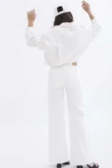 Pantalón de jean blanco de tiro alto y corte ancho (wide leg).