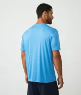 Remera deportiva gris de manga corta, confeccionada en tejido de malla 100% poliéster con tecnología Get Dry.