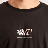 Remera negra de manga corta con cuello redondo y estampado pequeño en el pecho con una flor y letras en color rosa.