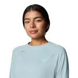 Remera de manga larga celeste con protección solar UPF 50, tecnología Omni-Freeze para regular la temperatura y Omni-Wick para secado rápido. Tiene puños con orificios para los pulgares y presilla para lentes de sol en la manga.