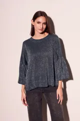 Sweater azul petróleo con lurex plateado, mangas 3/4 acampanadas y corte oversize.
