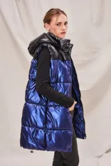 Chaleco engomado color azul con diseño oversize y cuello alto, ideal para las capas de abrigo.