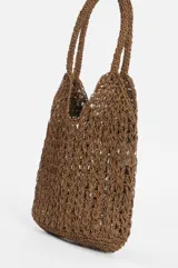 Bolso shopper tejido color marrón con asas al hombro.