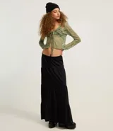 Blusa verde de encaje floral transparente, con escote en V y lazos delanteros.