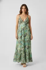 Vestido largo con estampado paisley en tonos verdes, azules y negros, breteles finos regulables, escote en V y corte imperio con falda acampanada.