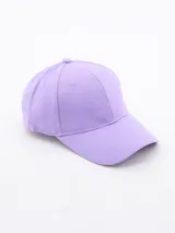 Gorra de béisbol color lila, con visera curva y correa ajustable en la parte posterior.