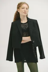 Remerón oversize color negro de tela calada, con diseño cómodo y fresco.