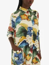 Camisola larga de algodón y poliamida con estampado floral multicolor, cuello clásico, botones frontales y corte holgado.