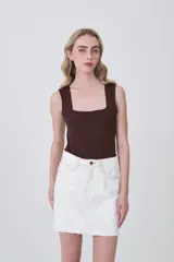 Body blanco sin mangas, de corte ajustado al cuerpo, con escote cuadrado.