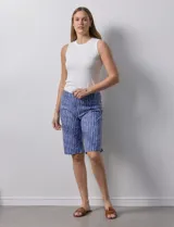 Bermuda estampada azul con diseño de líneas verticales blancas, marca Zac & Rachel. Tiene pretina ancha elastizada.