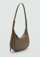 Bolso tipo bandolera color verde oliva, con efecto piel y tamaño mediano. Tiene cierre de cremallera, forro interior y asa de hebillas ajustable.