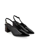 Zapato de cuero negro charol con punta fina, slingback con hebilla dorada y taco geométrico con estampado carey.