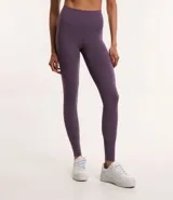 Calza deportiva color lila de poliamida y elastano, tiro alto y corte ajustado.