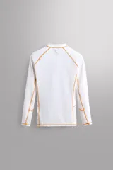 Camiseta de surf compresiva slim fit confeccionada en tejido técnico muy elástico y ligero. Con factor de protección ultravioleta 40+, cuello subido, manga larga, costuras planas y acabados combinados a contraste.