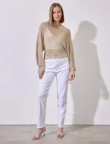 Jegging blanco de algodón elastizado con pretina ancha elastizada, bolsillos delanteros simulados y bolsillos traseros aplicados.