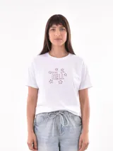 Remera blanca de algodón con estampado de limones y texto en azul.