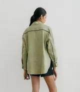 Camisa negra de lino con corte recto, cuello clásico, mangas largas y abertura en los laterales.