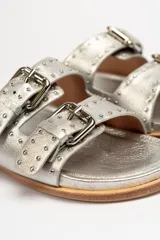 Sandalias marrones de cuero vacuno con doble tira y hebillas metálicas ajustables.