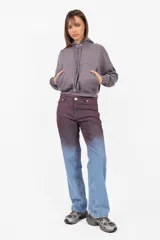 Pantalón denim de corte recto, color azul con teñido sopleteado en morado en la parte superior.