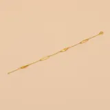 Pulsera de oro amarillo 9k con cadena de eslabones y dijes ovalados calados y dijes sólidos en forma de hoja.